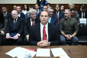 Ex-agente da inteligência norte-americada afirma que material biólogico não-humano foi identificado em OVNI | Foto: Brendan Smialowski/ AFP