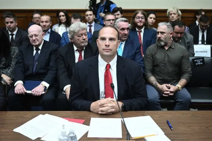 Ex-agente da inteligência norte-americada afirma que material biólogico não-humano foi identificado em OVNI | Foto: Brendan Smialowski/ AFP