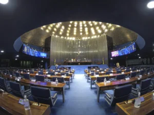Plenário do Senado Federal durante sessão deliberativa ordinária semipresencial.

Na ordem do dia, o PL 940/2022, que aumenta os limites para o desconto e concede incentivo extra para doações a ações desportivas de inclusão social. Também deve ser analisada a MP 1.107/2022,  que institui o Programa de Simplificação do Microcrédito Digital para Empreendedores, o SIM Digital. Na pauta, ainda, a MP 1.111/2022, que libera R$ 1,2 bilhão a agricultores atingidos pela seca. 

Plenário vazio antes do início da sessão.

Foto: Roque de Sá/Agência Senado