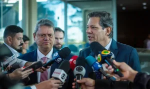 Brasília (DF), 05/07/2023 - Ministro Fernando Haddad fala com jornalistas após reunião com Governador do Estado de São Paulo, Tarcísio de Freitas. Foto: Diogo Zacarias/Ministério da Fazenda