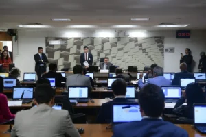 Comissão de Assuntos Econômicos (CAE) realiza reunião. Na pauta o PL 4.188/2021, projeto que institui o Marco Legal das Garantias de Empréstimos. 

A proposta reformula as normas que regulamentam as transações de tomada de empréstimos em instituições financeiras e os bens dados como garantia em caso da não quitação da dívida. O objetivo é diminuir os riscos dos credores, contribuindo para baratear o custo do crédito no Brasil.

Mesa: 
presidente da CAE, senador Vanderlan Cardoso (PSD-GO).

Bancada:
senador Esperidião Amin (PP-SC); 
senador Sergio Moro (União-PR); 
senador Izalci Lucas (PSDB-DF); 
senador Mecias de Jesus (Republicanos-RR); 
relator do PL 4.188/2021, senador Weverton (PDT-MA); 
senadora Margareth Buzetti (PSD-MT);
senador Efraim Filho (União-PB) - em pronunciamento; 
senador Carlos Viana (Podemos-MG).

Foto: Pedro França/Agência Senado