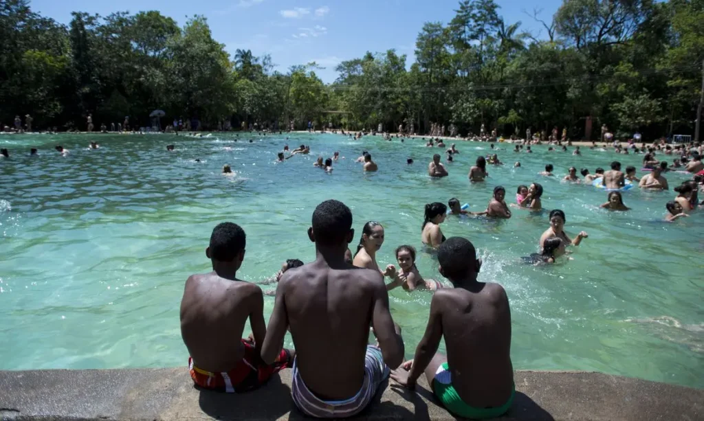 Brasilienses lotam o Parque Nacional, conhecido como Água Mineral, em dia de muito sol e calor (Marcelo Camargo/Agência Brasil)