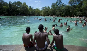 Brasilienses lotam o Parque Nacional, conhecido como Água Mineral, em dia de muito sol e calor (Marcelo Camargo/Agência Brasil)