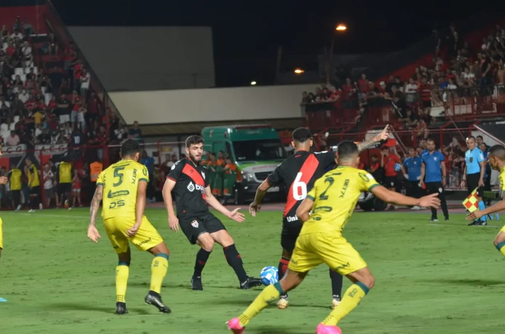 Dragão está a 6 pontos de distância do G-4 (Foto: Afonso Cardoso)