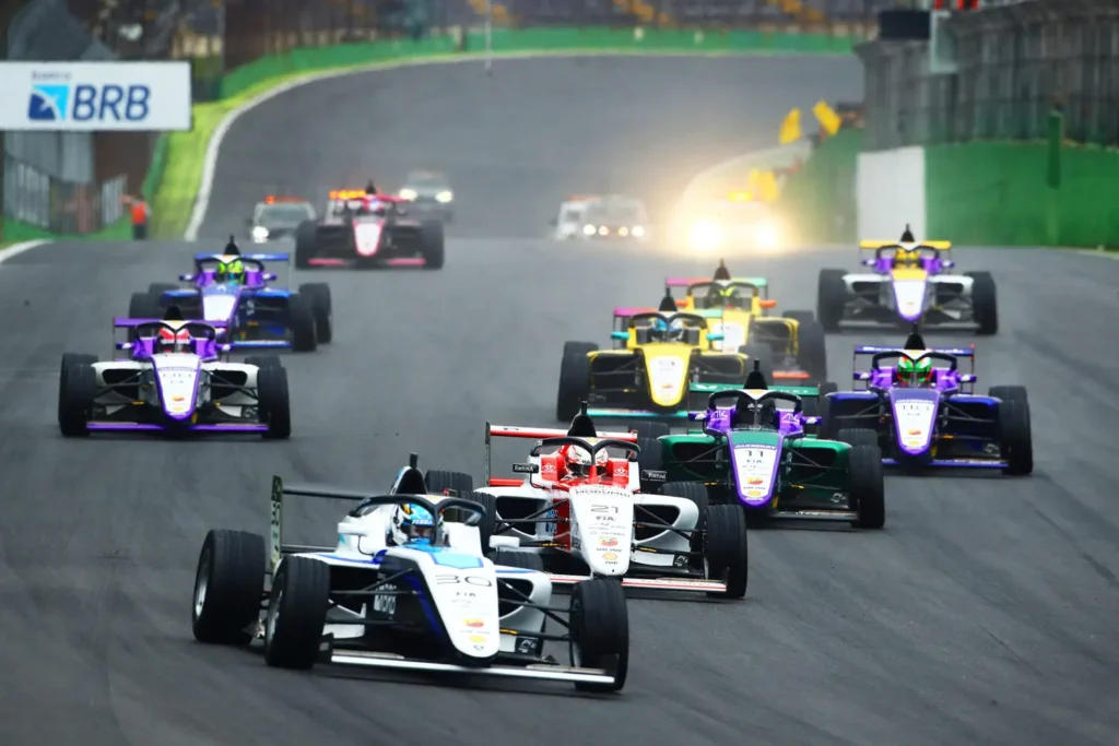 Sob chuva, Vinícius Tessaro vence corrida em Interlagos e amplia vantagem no campeonato