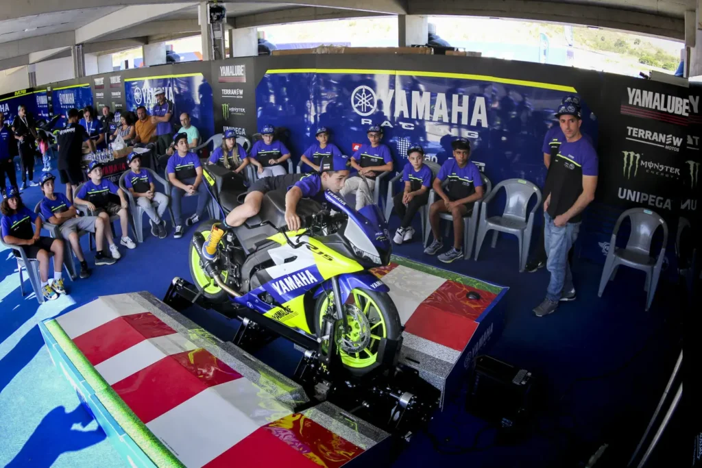 Atividade no simulador oficial do MotoGP | Foto: Shalon Photos/Yamaha Racing Brasil