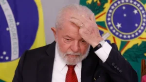 O presidente Luiz Inácio Lula da Silva (PT) durante cerimônia que sancionou o projeto que institui o PAA (Programa de Aquisição de Alimentos) e o Programa Cozinha Solidária, no Palácio do Planalto. Aprovado pelo Senado em 12 de julho, o texto que institui o PAA e inclui também o Programa Cozinha Solidária aprovação da Câmara no início do mês. Sérgio Lima/Poder360 20.jul.2023