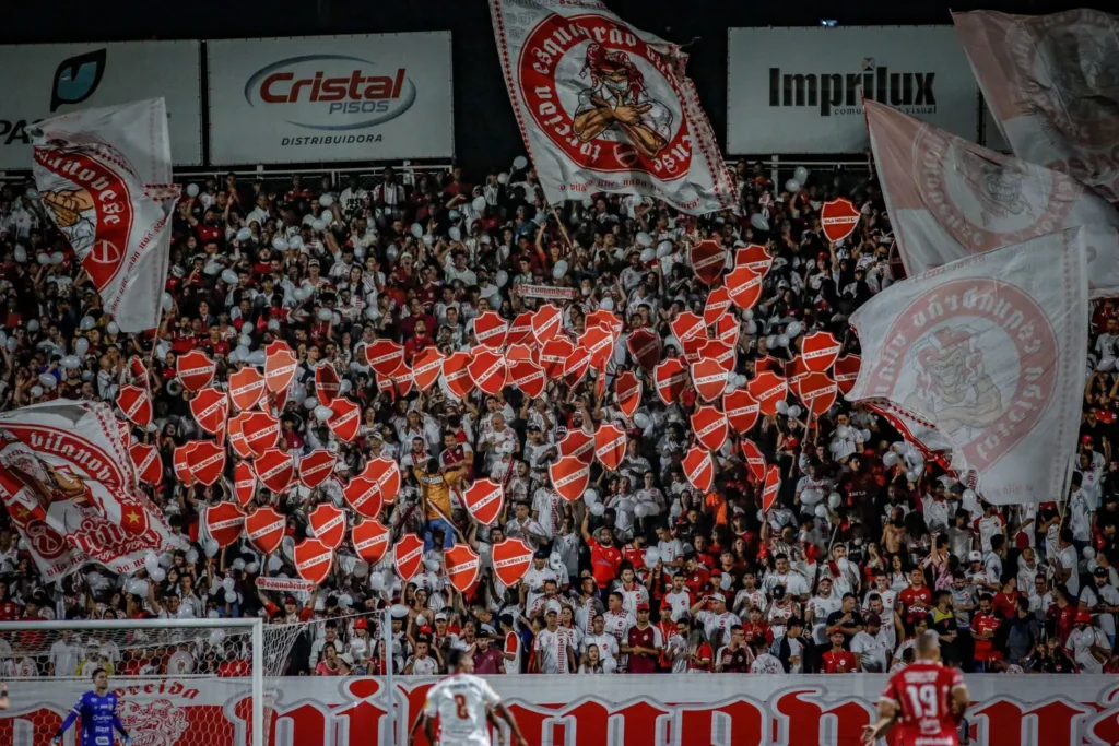 Com o apoio da torcida, Vila Nova almeja retornar à liderança e fazer valer o mando de campo (Foto: Roberto Corrêa / Vila Nova)
