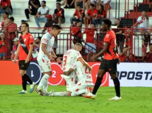 Marlone, muito criticado, foi o autor do gol do empate colorado.  (Foto: Afonso Cardoso)