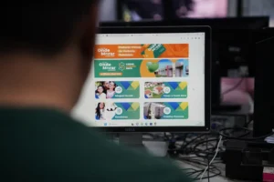 De acordo com a Agehab, não é autorizado que pessoas, associações ou entidades negociem valores no acesso à inscrição | Foto: Secom
