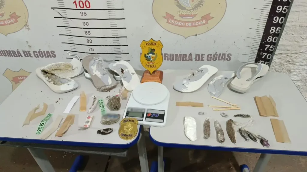 Polícia penal apreende drogas escondidas em chinelos no presídio de Corumbá de Goiás