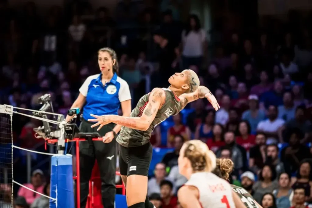 Com lágrimas nos olhos, Eda Erdem fez o último saque da competição. (Foto: FIVB)