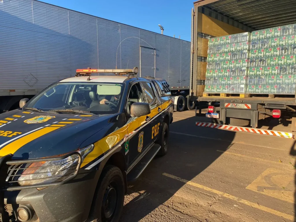 PRF apreende mais de 100 mil garrafas de bebidas alcoólicas em Itumbiara
