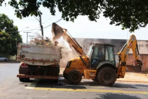 A maior parte dos resíduos encontrados de construção civil, móveis em geral, galhadas de árvores e animais mortos misturados ao lixo doméstico | Foto: Secom