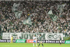 LEGENDA DA FOTO: Goiás quer a força da torcida junto com ele em campo (Foto: Afonso Cardoso)