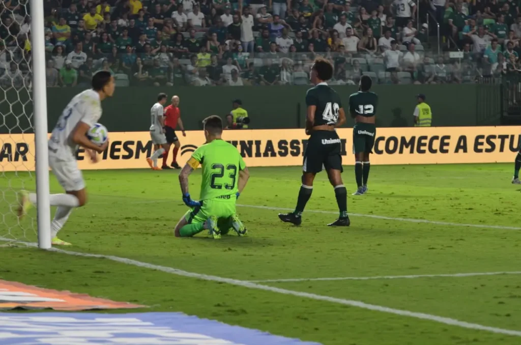 Estreante da noite, Matheus Babi marca para o Goiás(Foto: Afonso Cardoso)