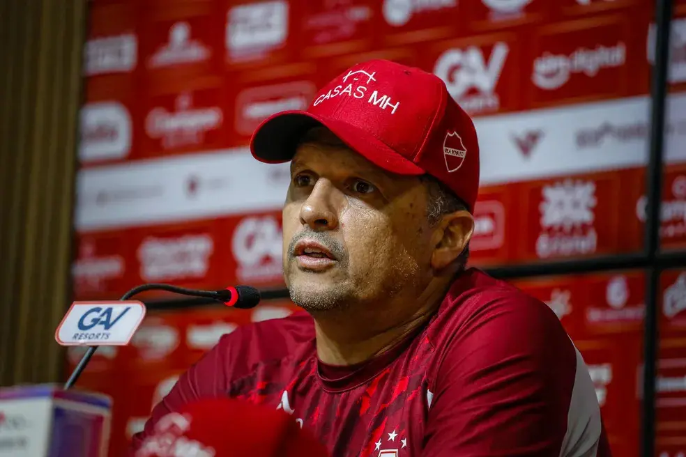 Treinador diz que grupo merece crédito e tem condições de buscar a vitória na próxima rodada da Série B (Foto: Roberto Corrêa / Vila Nova F.C.)
