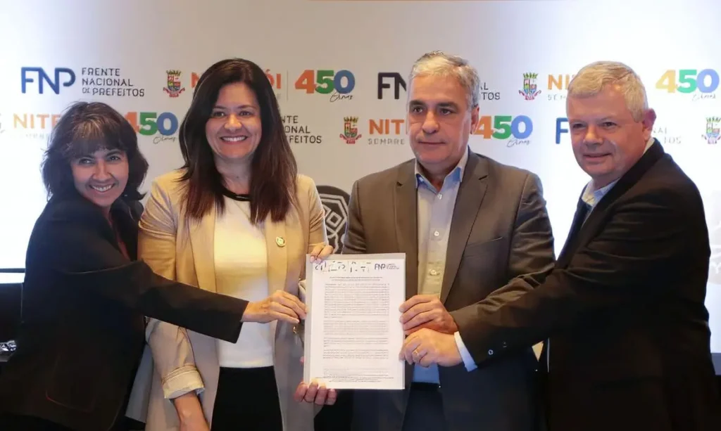 Entrega da carta com diretrizes para estruturação de políticas de prevenção e gestão de desastre das cidades. Foto: Alex Ramos/Prefeitura de Niterói