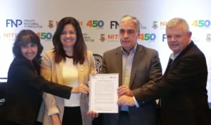 Entrega da carta com diretrizes para estruturação de políticas de prevenção e gestão de desastre das cidades. Foto: Alex Ramos/Prefeitura de Niterói
