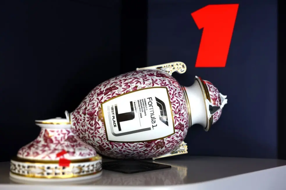 A empresa responsável pela confecção do troféu se comprometeu a fazer outra taça para o piloto da RBR (Red Bull Racing). | Foto: Mark Thompson/Getty Images