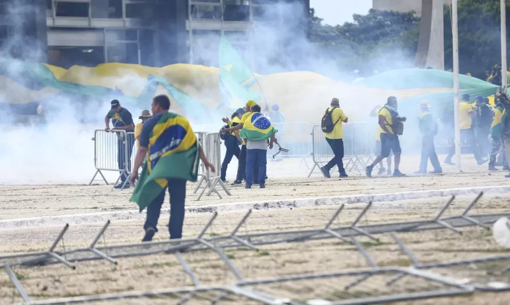 Manifestantes invadem Congresso, STF e Palácio do Planalto.