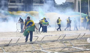 Manifestantes invadem Congresso, STF e Palácio do Planalto.