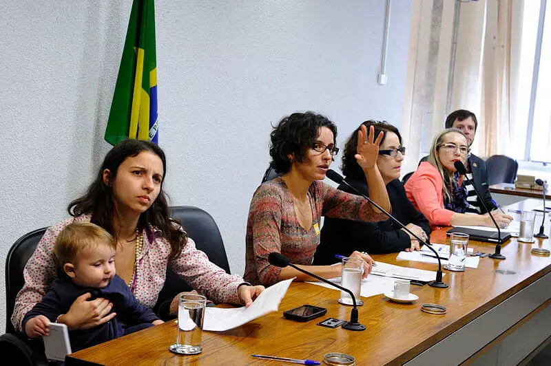 Para especialista, o que falta não são mulheres participarem, mas serem eleitas | Foto: Agência Senado