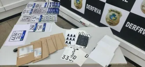 No local foram encontrados instrumentos e objetos destinados à falsificação. | Foto: Divulgação / Polícia Civil