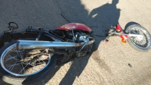 O caminhoneiro, não identificado, prestou socorro às vítimas, mas infelizmente não resistiram aos ferimentos | Foto: Reprodução/Polícia Militar/G1
