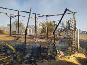 Além do morro, permanece ocupado por igrejas e famílias, prédios da região tiveram riscos de ser atingidos | Foto: Divulgação/Bombeiros