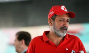 Brasília - O líder da Frente Nacional de Lutas no Campo e Cidade (FNL), José Rainha, fala à imprensa após reunião com o presidente interino Michel Temer, no Planalto (Marcelo Camargo/Agência Brasil)