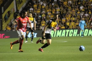 Colorado tropeça e pode terminar a rodada a dois pontos da zona do acesso (Foto: Celso da Luz / Criciúma E.C.)
