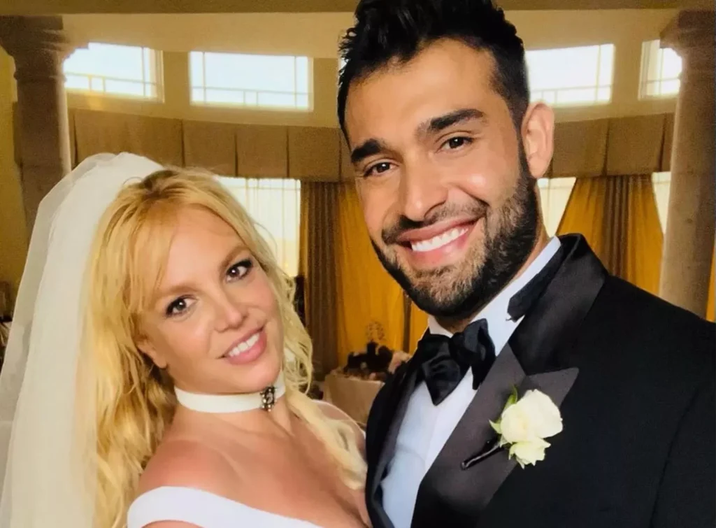 Sam e Britney se conheceram durante a gravação do clipe “Slumber Party”, feat da artista com Tinashe. Em 2022, ambos decidiram oficializar a união | Foto: Reprodução/Instagram