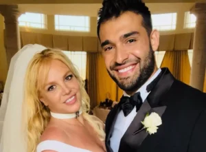 Sam e Britney se conheceram durante a gravação do clipe “Slumber Party”, feat da artista com Tinashe. Em 2022, ambos decidiram oficializar a união | Foto: Reprodução/Instagram