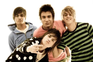 Nem tão coloridos e comprometidos: veja como estão os integrantes da banda Restart | Foto: Divulgação/Reprodução