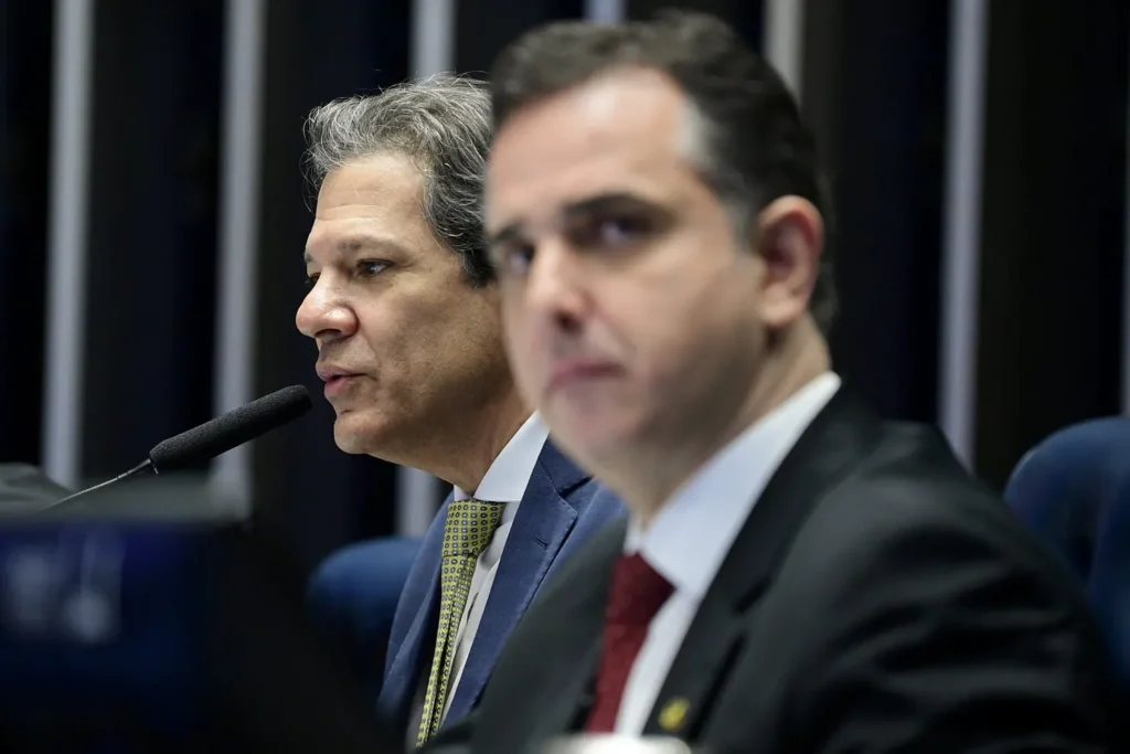 Plenário do Senado Federal durante sessão de debates temáticos destinada a debater o tema "Juros, Inflação e Crescimento". 

Mesa: 
ministro de Estado da Fazenda, Fernando Haddad; 
presidente do Senado Federal e requerente desta sessão, senador Rodrigo Pacheco (PSD-MG). 

Foto: Pedro França/Agência Senado