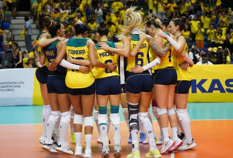 Presente e futuro mostrando a força da camisa amarelinha. (Foto:  Maurício Val/FVImagem/CBV)