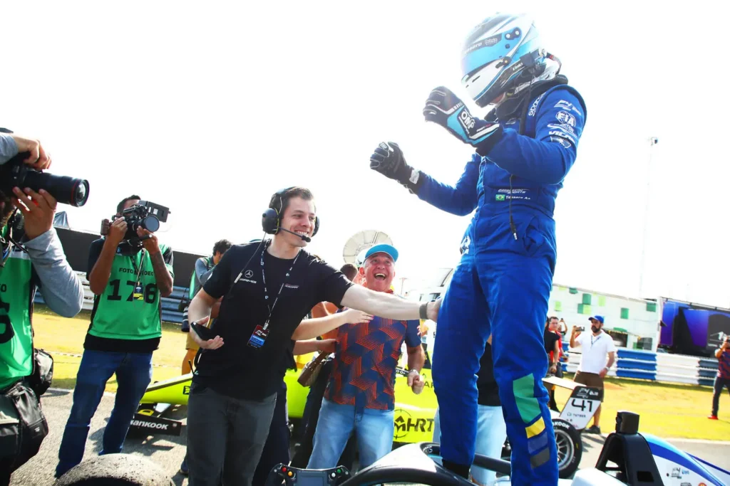 Vinícius Tessaro conquista quinta vitória na temporada, colocando o piloto goiano com uma vantagem de 23 pontos no campeonato (Foto: Luca Bassani)