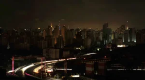 Residential buildings in the Moema neighborhood stand in darkness, the city lit solely by antennas atop buildings and vehicles headlights, during a massive blackout in Sao Paulo, Brazil, early November 11, 2009. A massive blackout across the southern half of Brazil has plunged tens of millions of people into darkness and prompted a major police mobilization amid fears of an opportunistic crime wave. AFP PHOTO/Mauricio LIMA