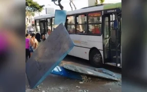 Por pouco uma mulher que passava pelo local não é atingida pelos escombros. Apesar do susto, ninguém se feriu | Foto: Redes sociais