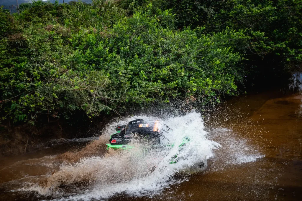 Varela e Mazzei cruzam uma ponte durante o Rally dos Sertões | Foto: Vinicius Branca/Fotop