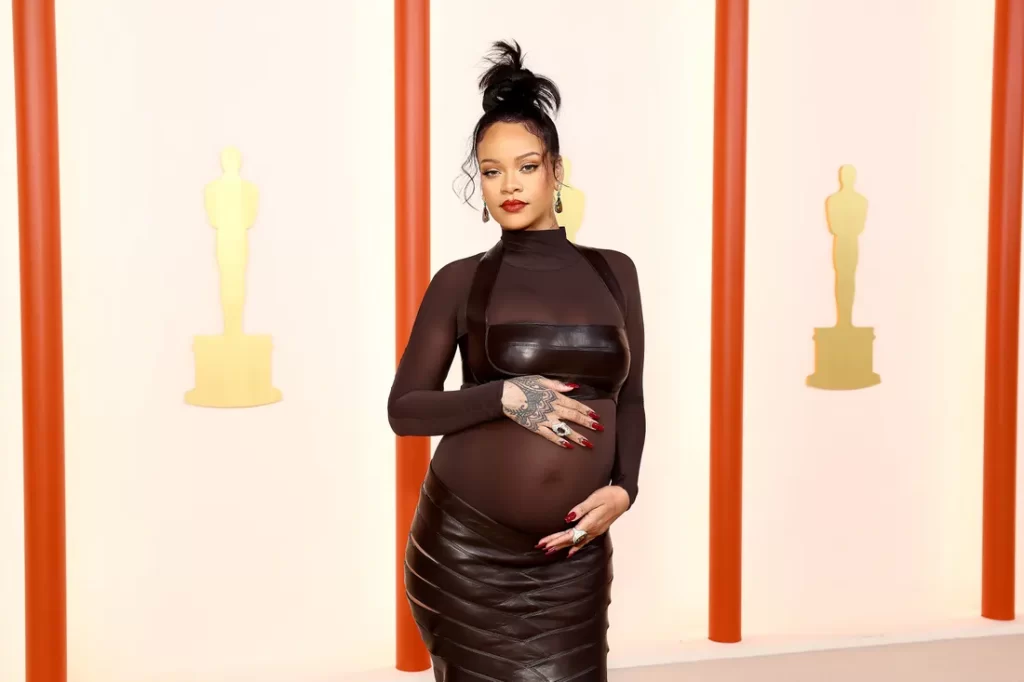 A segunda gravidez da artista foi revelada por sua própria assessoria após sua apresentação no Super Bowl | Foto: Reprodução//Lexie Moreland/WWD