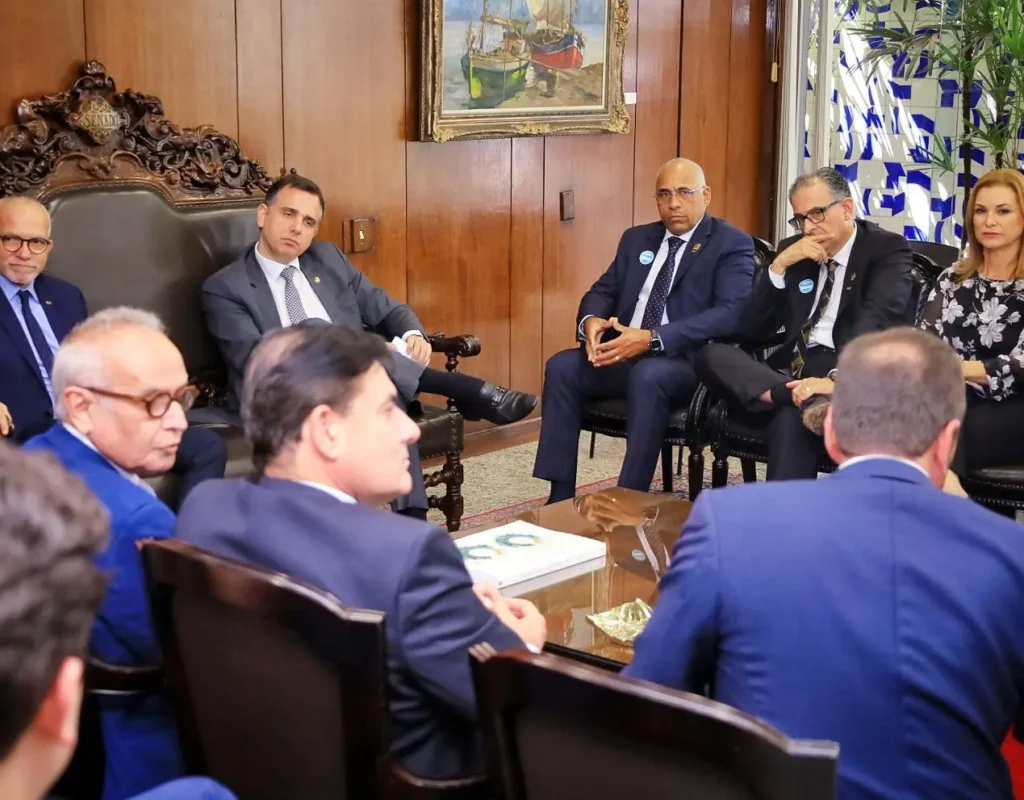 Depois da conversa com o prefeito de Goiânia, senador Eduardo Braga diz que está “aberto para receber propostas” | Foto: Secom