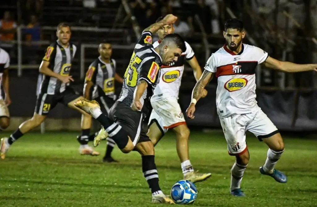 Mesmo fora da zona de rebaixamento Aparecidense corre o risco de cair para Série D (Foto: Juninho Nogueira)