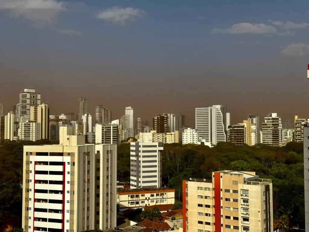 Goiânia amanhece encoberta por nuvem de poeira | Foto: Will Rosa