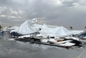 O mau tempo ainda fez o Autódromo ficou sem energia elétrica desde as 14h40, além de arrastar cadeiras dentro do refeitório | Foto: Vitória Coimbra/O Hoje