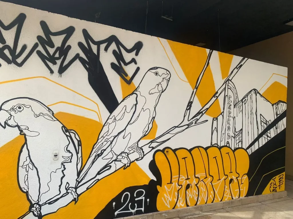 Intitulada “Cerrado Resiste”, obra temporária dos artistas Paulo Paiva e Jhon Paz retrata a relação do homem com o meio ambiente. | Foto: Secom
