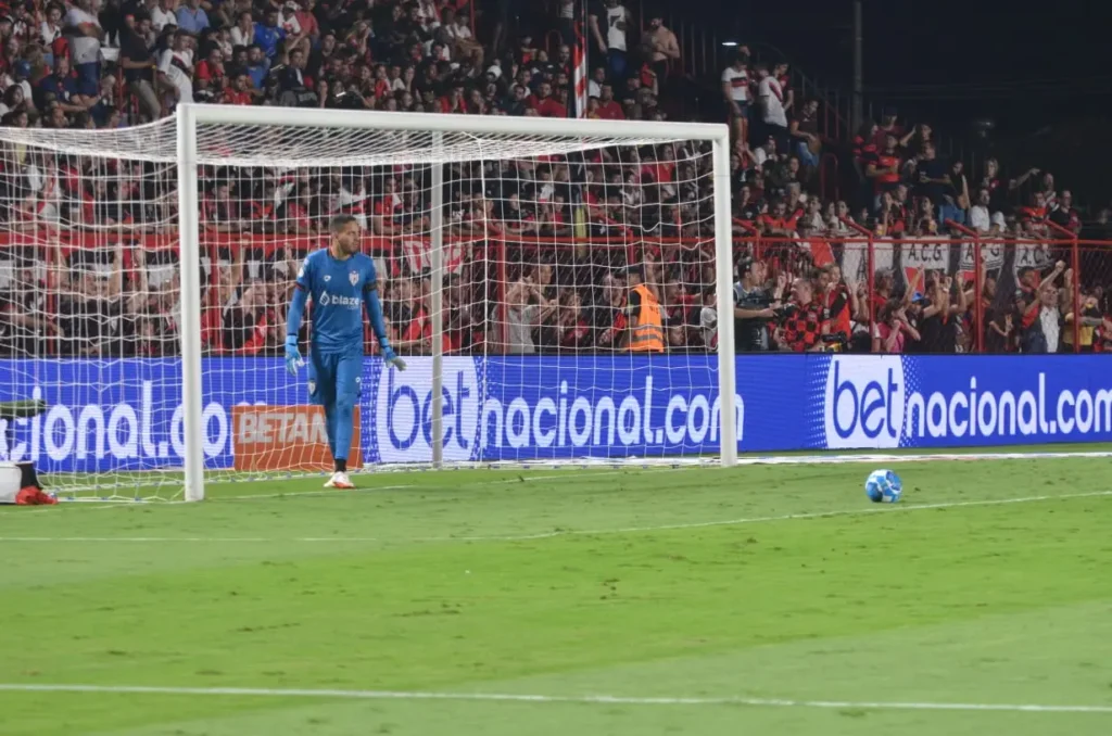 Atlético se recupera no campeonato e mesmo com empate se aproxima da zona de classificação. (Foto: Afonso Cardoso)