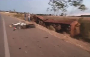 Colisão entre veículos de carga mata duas pessoas em Jussara