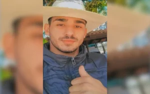 Em grupos de redes sociais a família divulgou fotos do jovem, na tentativa de encontrá-lo. | Foto: Reprodução/Redes sociais